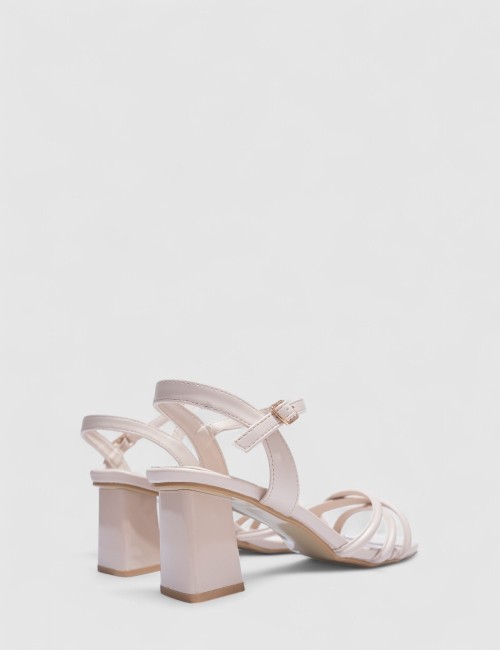 Cette image contient Sandales à Talons avec Brides Entrecroisées chez Joliesse. à 99,99 TND en Tunisie. L'hexa de l'arrière plan
