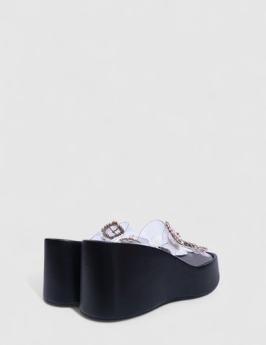 Cette image contient Sandales compensées transparentes avec strass multicolores chez Joliesse. à 99,99 TND en Tunisie. L'hexa de