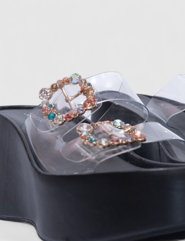 Cette image contient Sandales compensées transparentes avec strass multicolores chez Joliesse. à 99,99 TND en Tunisie. L'hexa de