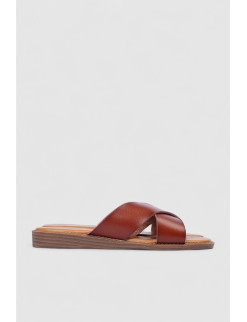 Mules plates à brides croisées