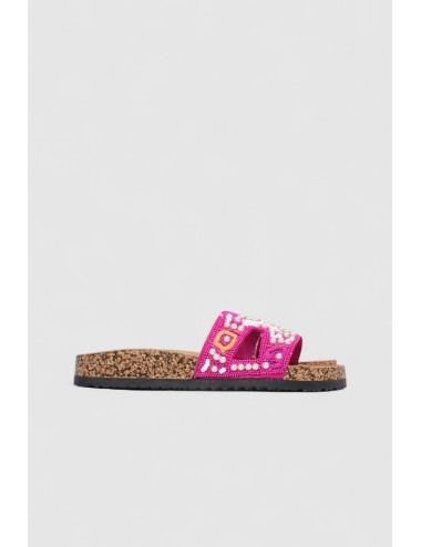 Cette image contient Mules à bride croisée avec bijoux chez Joliesse. à 79,99 TND en Tunisie. L'hexa de l'arrière plan est #E7E7