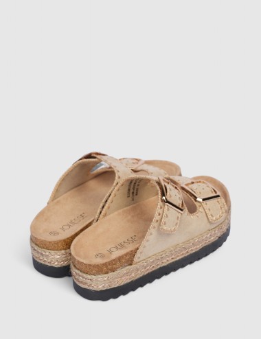 Cette image contient Mules en suédine beige avec boucles dorées chez Joliesse. à 0,00 TND en Tunisie. L'hexa de l'arrière plan e