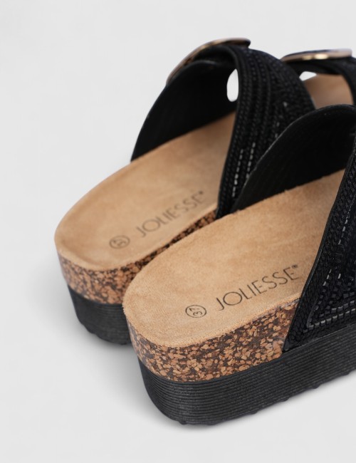 Cette image contient Mules noires brillantes avec boucles dorées chez Joliesse. à 0,00 TND en Tunisie. L'hexa de l'arrière plan 
