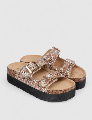 Cette image contient Mules femme motif ethnique strass et boucles dorées chez Joliesse. à 0,00 TND en Tunisie. L'hexa de l'arriè