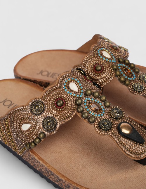 Cette image contient Tongs ornées de perles et pierres colorées chez Joliesse. à 0,00 TND en Tunisie. L'hexa de l'arrière plan e