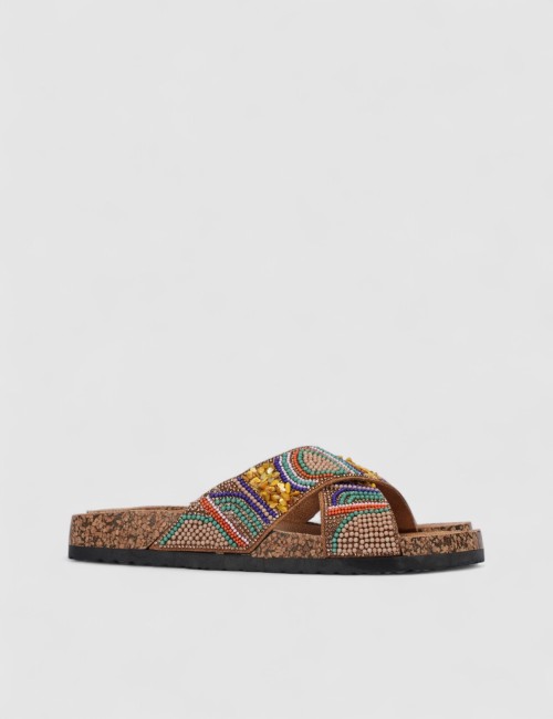 Cette image contient Mules croisées bohèmes à perles multicolores chez Joliesse. à 0,00 TND en Tunisie. L'hexa de l'arrière plan