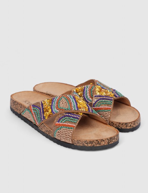 Cette image contient Mules croisées bohèmes à perles multicolores chez Joliesse. à 0,00 TND en Tunisie. L'hexa de l'arrière plan