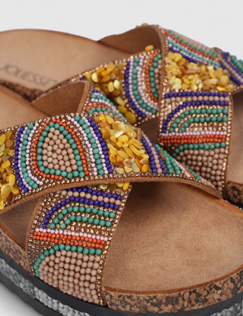 Cette image contient Mules croisées bohèmes à perles multicolores chez Joliesse. à 0,00 TND en Tunisie. L'hexa de l'arrière plan