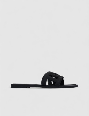 Cette image contient Mules plates noires design en silicone chez Joliesse. à 0,00 TND en Tunisie. L'hexa de l'arrière plan est #