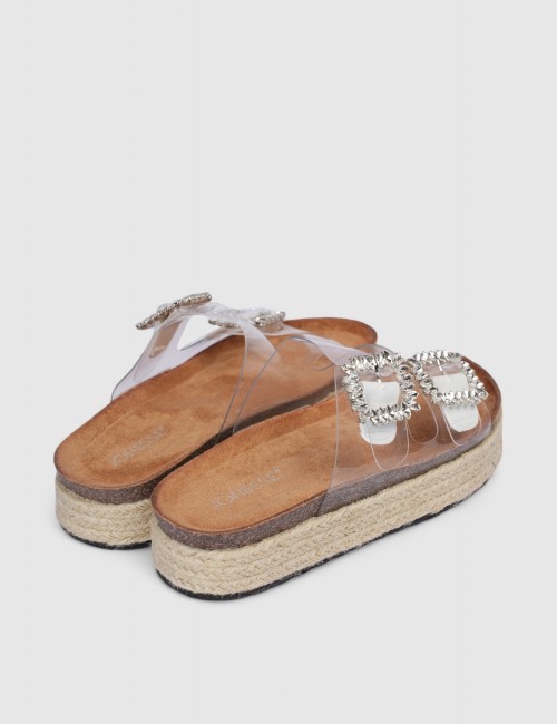 Cette image contient Mules transparentes à boucle brillante et semelle corde chez Joliesse. à 0,00 TND en Tunisie. L'hexa de l'a