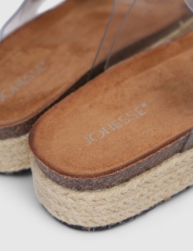 Cette image contient Mules transparentes à boucle brillante et semelle corde chez Joliesse. à 0,00 TND en Tunisie. L'hexa de l'a