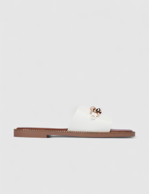 Mules avec bijou doré sur...