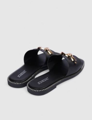 Cette image contient Mules avec bijou doré sur bride chez Joliesse. à 64,99 TND en Tunisie. L'hexa de l'arrière plan est #E7E7E7