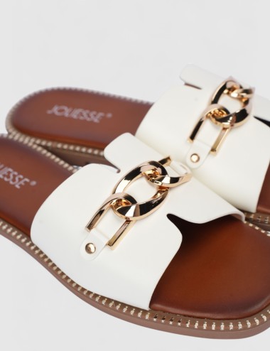 Cette image contient Mules avec bijou doré sur bride chez Joliesse. à 64,99 TND en Tunisie. L'hexa de l'arrière plan est #E7E7E7