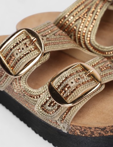 Cette image contient Mules brillantes avec boucles dorées chez Joliesse. à 55,99 TND en Tunisie. L'hexa de l'arrière plan est #E