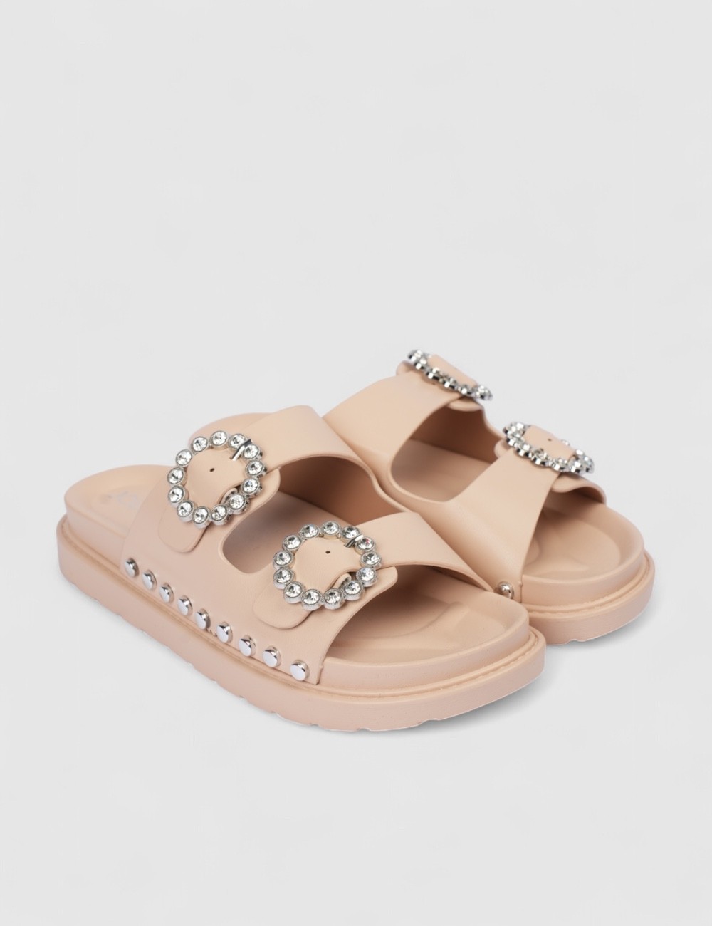 Cette image contient Mules à boucles strass et semelle épaisse chez Joliesse. à 59,49 TND en Tunisie. L'hexa de l'arrière plan e Cette image contient Mules à boucles strass et semelle épaisse chez Joliesse. à 59,49 TND en Tunisie. L'hexa de l'arrière plan e