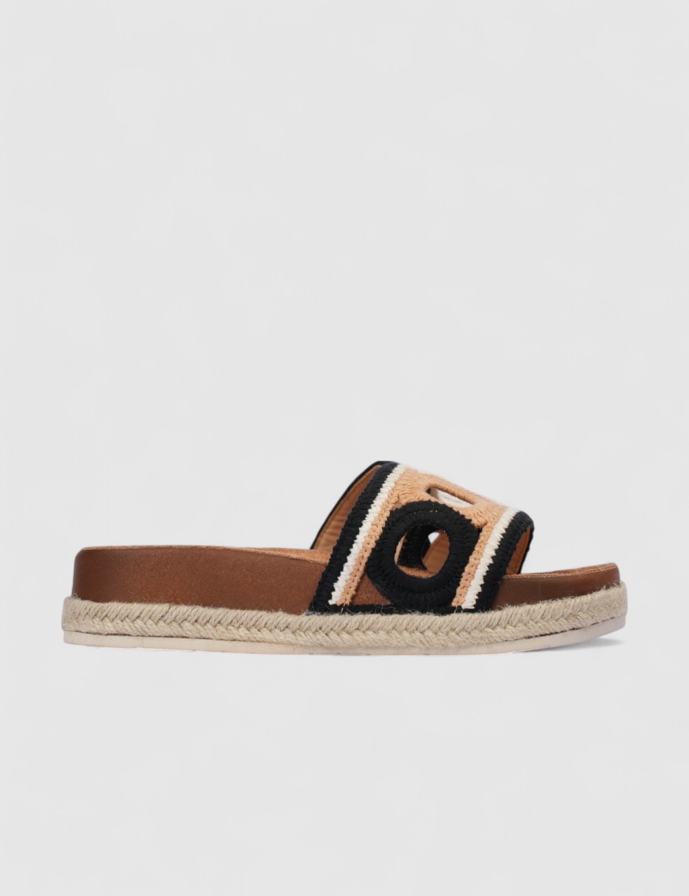 Cette image contient Mules styles espadrilles chez Joliesse. à 84,99 TND en Tunisie. L'hexa de l'arrière plan est #E7E7E7