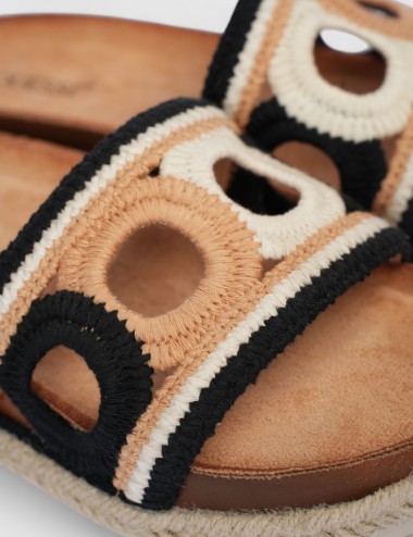 Cette image contient Mules styles espadrilles chez Joliesse. à 84,99 TND en Tunisie. L'hexa de l'arrière plan est #E7E7E7