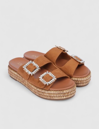 Cette image contient Mules à double bride épaisse en suédine chez Joliesse. à 99,99 TND en Tunisie. L'hexa de l'arrière plan est