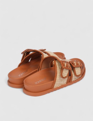Cette image contient Mules femme beige à bride camel chez Joliesse. à 84,99 TND en Tunisie. L'hexa de l'arrière plan est #E7E7E7