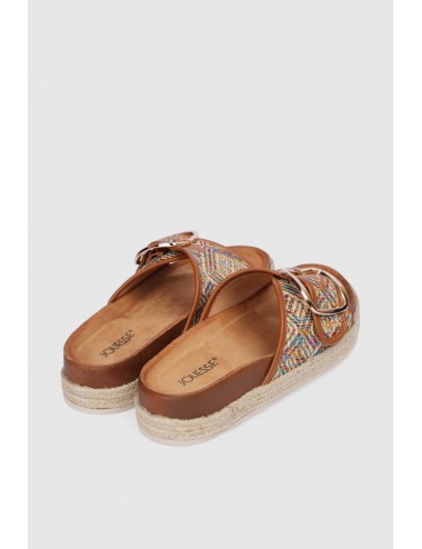 Cette image contient Mule multicolore avec boucle chez Joliesse. à 84,99 TND en Tunisie. L'hexa de l'arrière plan est #E7E7E7