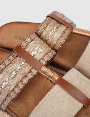 Cette image contient Mule raphia à double brides chez Joliesse. à 89,99 TND en Tunisie. L'hexa de l'arrière plan est #E7E7E7