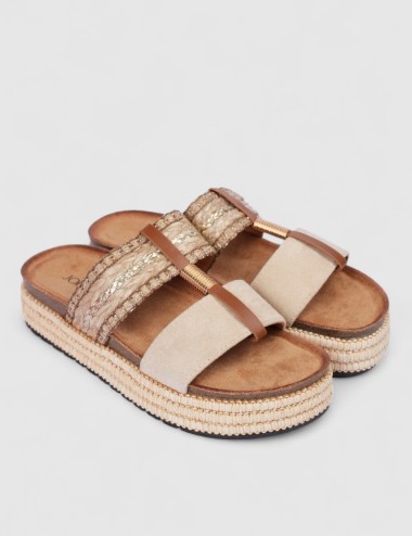 Cette image contient Mule raphia à double brides chez Joliesse. à 89,99 TND en Tunisie. L'hexa de l'arrière plan est #E7E7E7