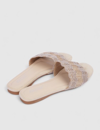 Cette image contient mules plates en tissu plissé chez Joliesse. à 84,99 TND en Tunisie. L'hexa de l'arrière plan est #E7E7E7