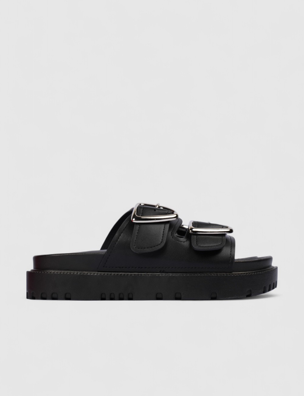 Cette image contient Mules plateforme à double sangle cloutée chez Joliesse. à 79,99 TND en Tunisie. L'hexa de l'arrière plan es Cette image contient Mules plateforme à double sangle cloutée chez Joliesse. à 79,99 TND en Tunisie. L'hexa de l'arrière plan es