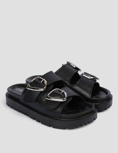 Cette image contient Mules plateforme à double sangle cloutée chez Joliesse. à 79,99 TND en Tunisie. L'hexa de l'arrière plan es