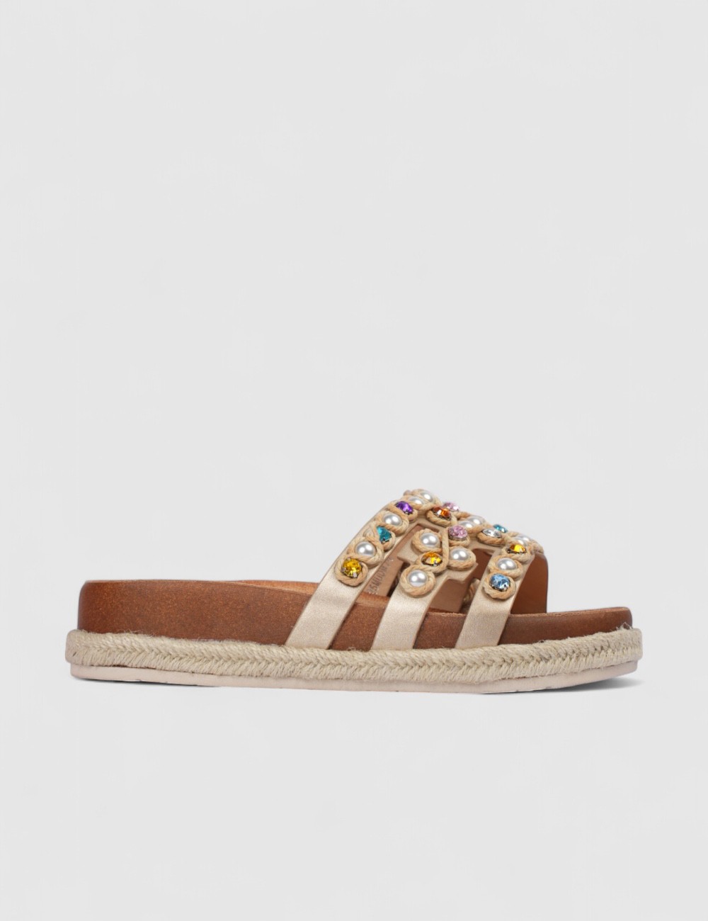 Cette image contient Mules à brides ornées chez Joliesse. à 84,99 TND en Tunisie. L'hexa de l'arrière plan est #E7E7E7 Cette image contient Mules à brides ornées chez Joliesse. à 84,99 TND en Tunisie. L'hexa de l'arrière plan est #E7E7E7