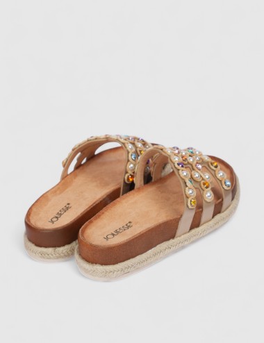 Cette image contient Mules à brides ornées chez Joliesse. à 84,99 TND en Tunisie. L'hexa de l'arrière plan est #E7E7E7