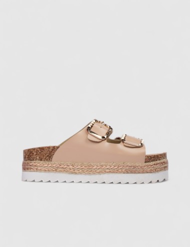 Cette image contient Mules à boucles dorées avec semelle plateforme chez Joliesse. à 84,99 TND en Tunisie. L'hexa de l'arrière p