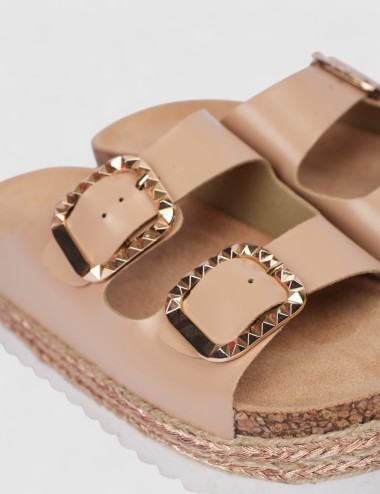 Cette image contient Mules à boucles dorées avec semelle plateforme chez Joliesse. à 84,99 TND en Tunisie. L'hexa de l'arrière p