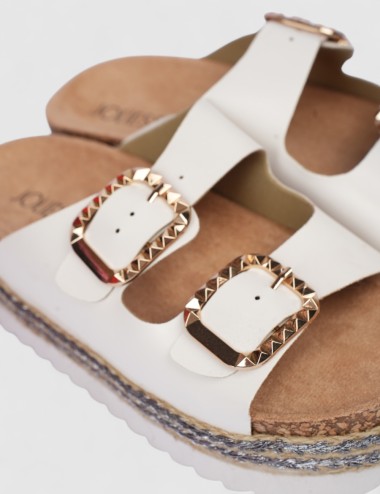 Cette image contient Mules à boucles dorées avec semelle plateforme chez Joliesse. à 84,99 TND en Tunisie. L'hexa de l'arrière p