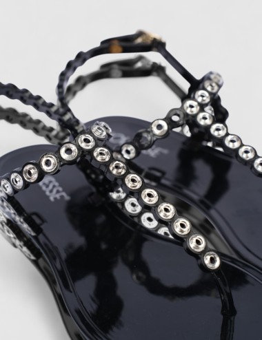 Cette image contient Nu-pieds à bijoux argentées raffinés chez Joliesse. à 89,99 TND en Tunisie. L'hexa de l'arrière plan est #E