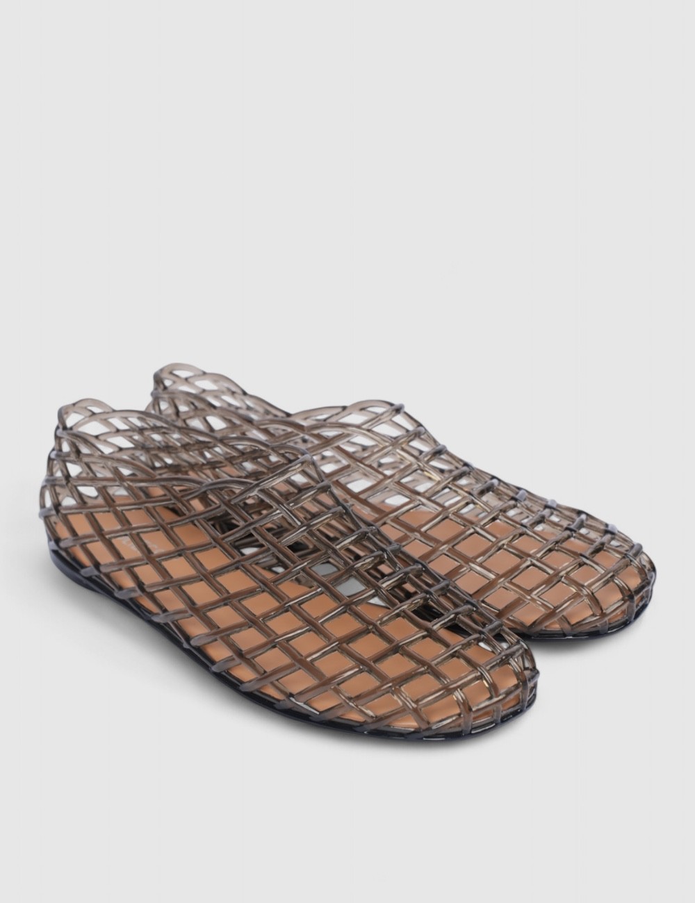 Cette image contient Ballerine en maille transparente chez Joliesse. à 69,99 TND en Tunisie. L'hexa de l'arrière plan est #E7E7E