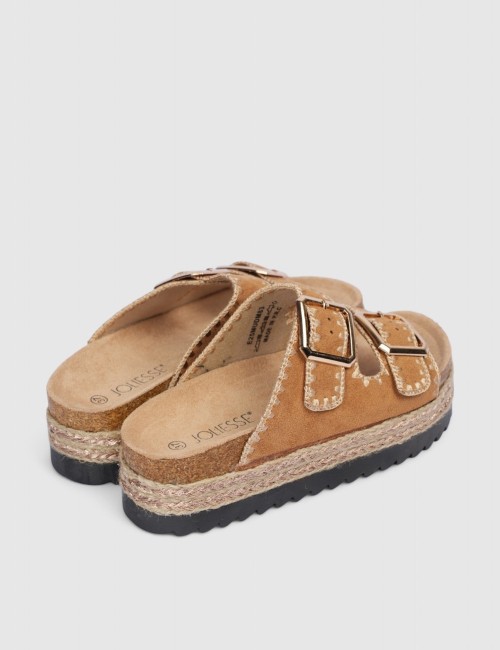 Cette image contient Mules en suédine beige avec boucles dorées chez Joliesse. à 84,99 TND en Tunisie. L'hexa de l'arrière plan 