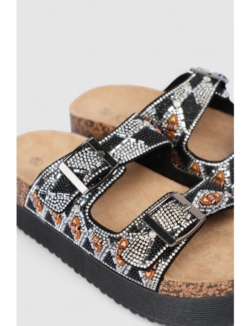 Cette image contient Mules femme motif ethnique strass et boucles dorées chez Joliesse. à 79,99 TND en Tunisie. L'hexa de l'arri