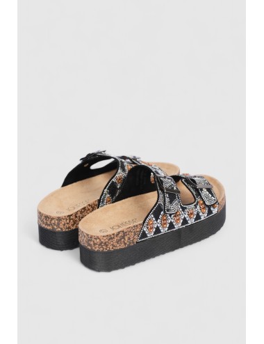 Cette image contient Mules femme motif ethnique strass et boucles dorées chez Joliesse. à 79,99 TND en Tunisie. L'hexa de l'arri