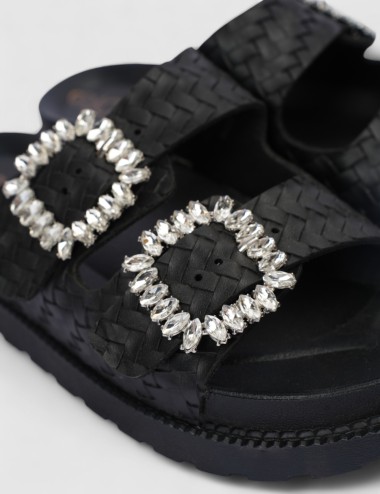 Cette image contient Mules à boucles chez Joliesse. à 84,99 TND en Tunisie. L'hexa de l'arrière plan est #E7E7E7