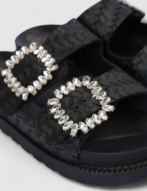 Cette image contient Mules à boucles chez Joliesse. à 84,99 TND en Tunisie. L'hexa de l'arrière plan est #E7E7E7