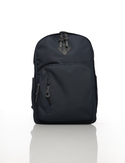 Cette image contient Sac à Dos Noir Classique chez Joliesse. à 89,99 TND en Tunisie. L'hexa de l'arrière plan est #E7E7E7
