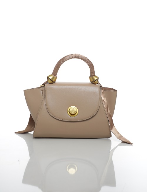 Cette image contient Sac à Main Chic avec Poignée Décorée chez Joliesse. à 139,99 TND en Tunisie. L'hexa de l'arrière plan est #
