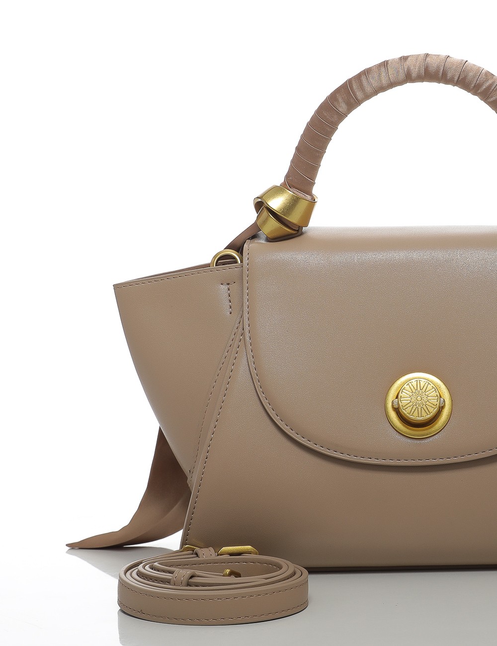 Cette image contient Sac à Main Chic avec Poignée Décorée chez Joliesse. à 139,99 TND en Tunisie. L'hexa de l'arrière plan est #