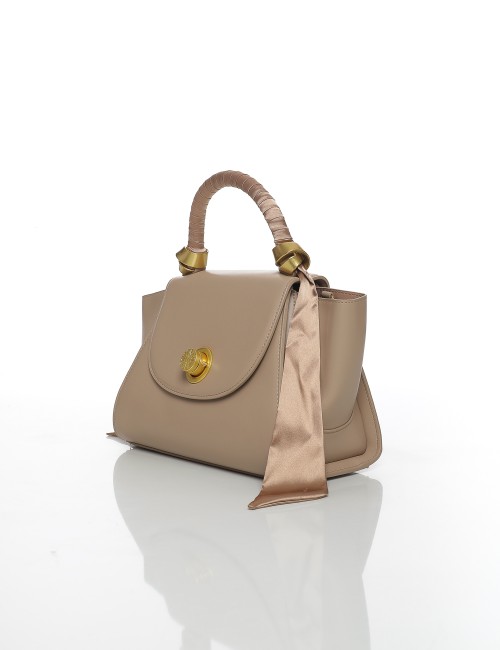 Cette image contient Sac à Main Chic avec Poignée Décorée chez Joliesse. à 139,99 TND en Tunisie. L'hexa de l'arrière plan est #