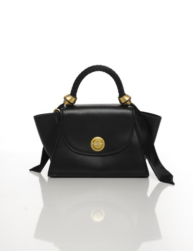 Cette image contient Sac à Main Chic avec Poignée Décorée chez Joliesse. à 139,99 TND en Tunisie. L'hexa de l'arrière plan est #