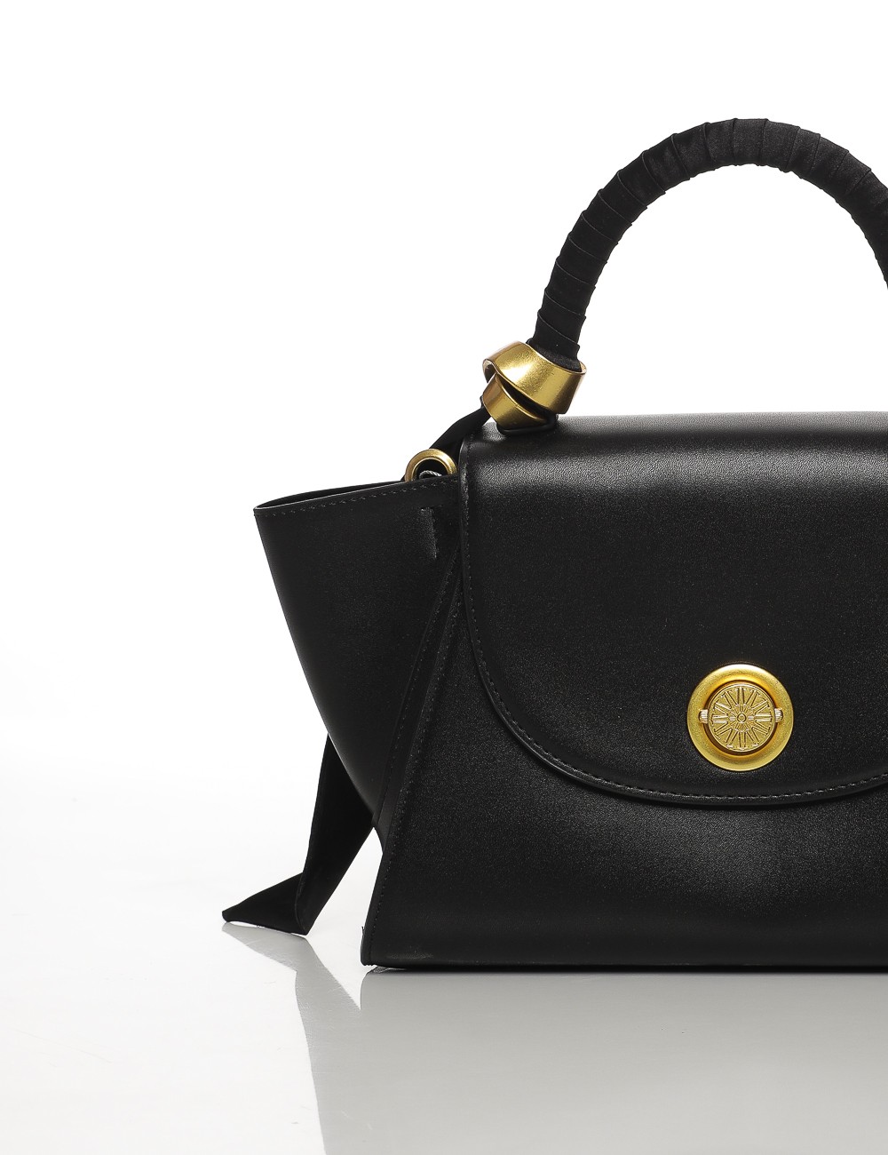 Cette image contient Sac à Main Chic avec Poignée Décorée chez Joliesse. à 139,99 TND en Tunisie. L'hexa de l'arrière plan est #