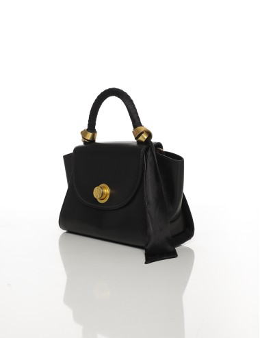 Cette image contient Sac à Main Chic avec Poignée Décorée chez Joliesse. à 139,99 TND en Tunisie. L'hexa de l'arrière plan est #
