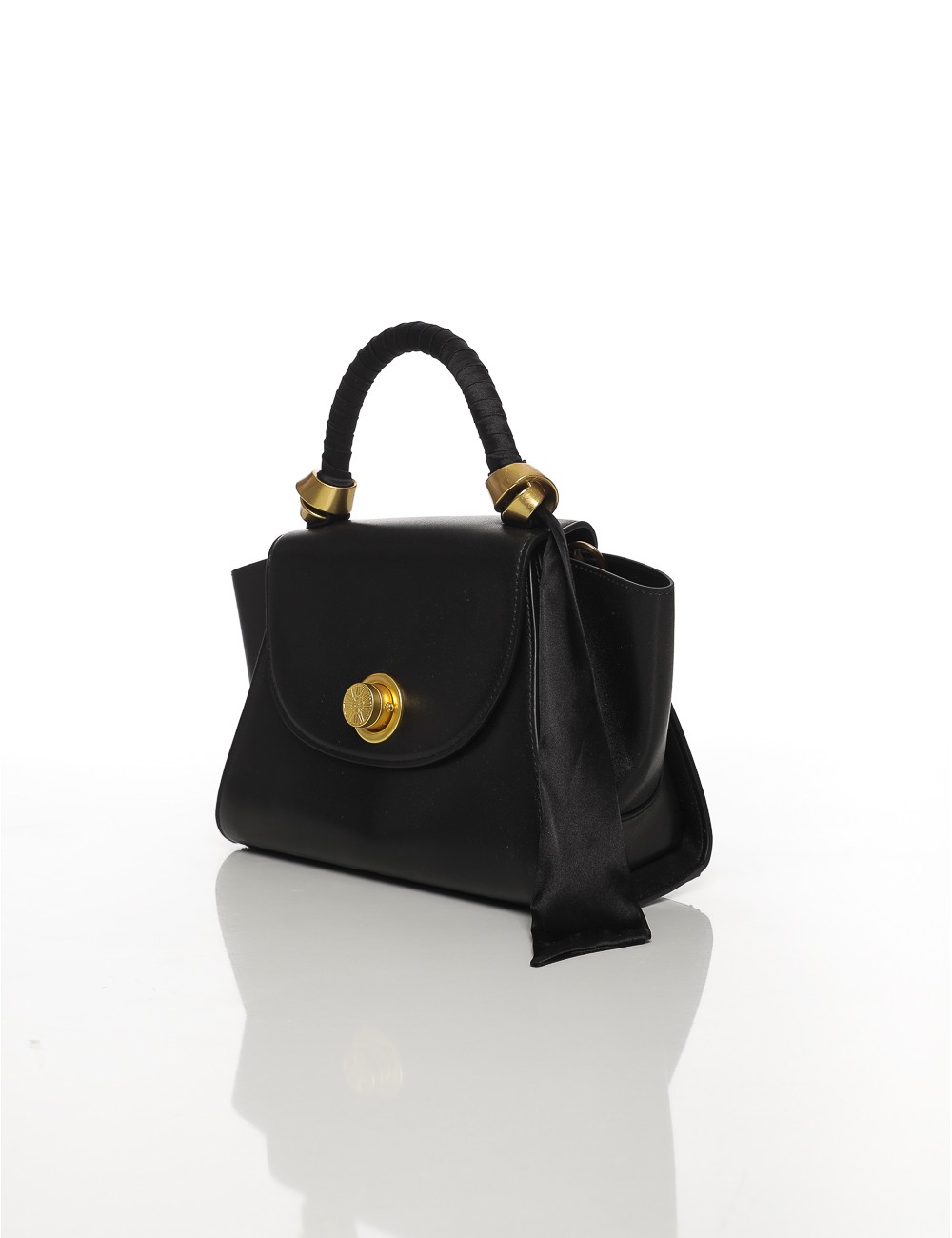 Cette image contient Sac à Main Chic avec Poignée Décorée chez Joliesse. à 139,99 TND en Tunisie. L'hexa de l'arrière plan est #